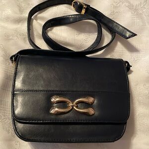 Vintage 90’s vegan navy purse with gold accessories.